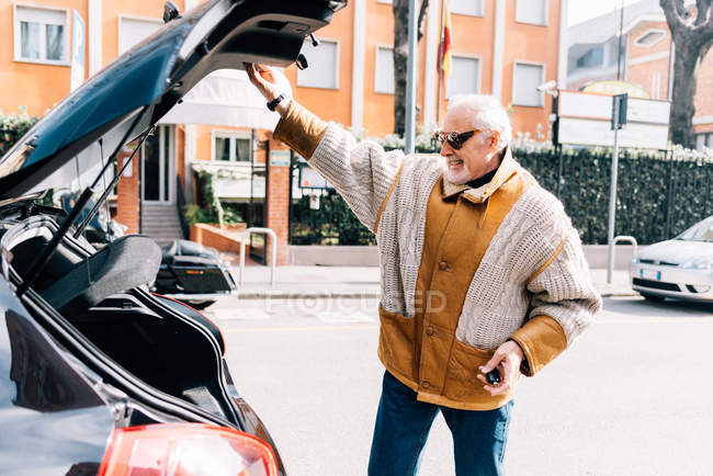Homem segurando a porta da bota do carro , — Fotografia de Stock