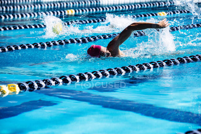 Schwimmerin macht Freistil in Bahn — Stockfoto