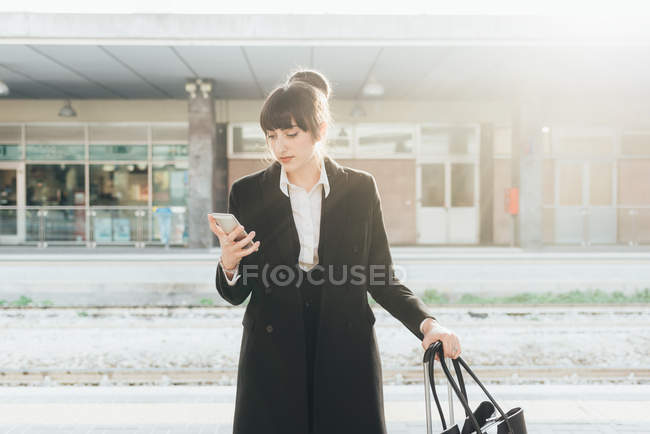 Geschäftsfrau im Bahnhof — Stockfoto