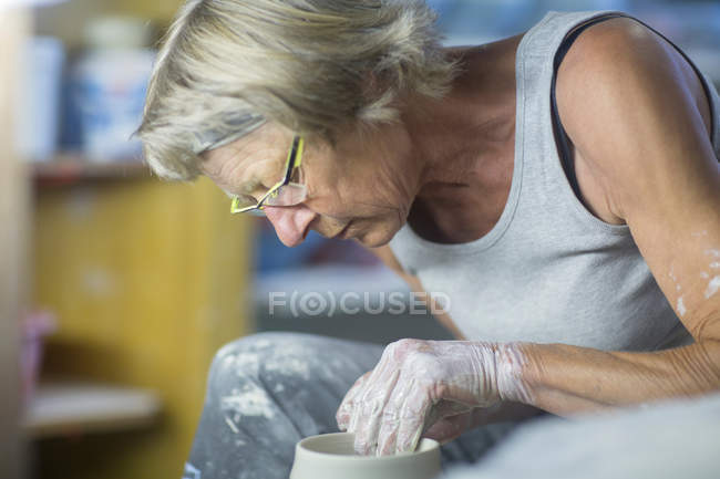 Seniorin in Töpferwerkstatt — Stockfoto