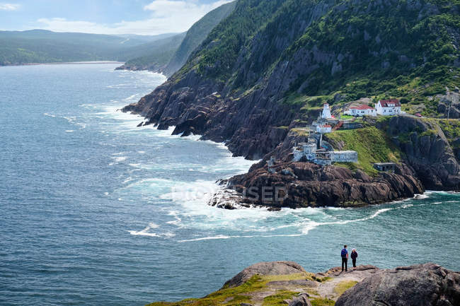 Couple looking out from coastal cliff — Stock Photo