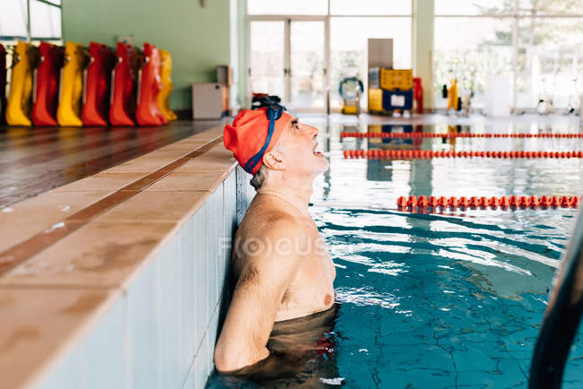 Man catching breath in swimming pool — Stock Photo