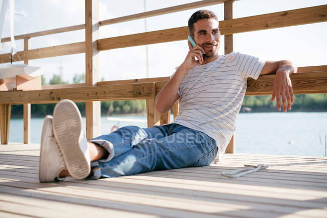 Mann entspannt sich auf Seebrücke — Stockfoto
