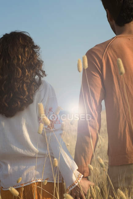 Couple holding hands — Stock Photo