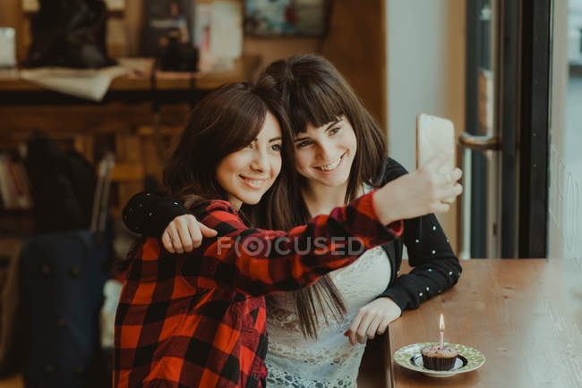 Zwei Freundinnen — Stockfoto