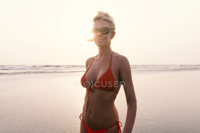 Mulher na praia vestindo biquíni — Fotografia de Stock
