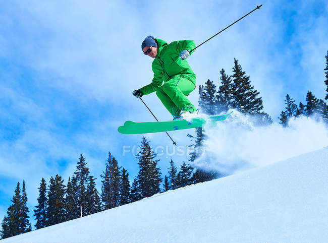 Uomo che salta sciando — Foto stock