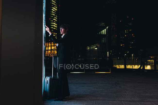 Geschäftsfrau benutzt Fahrkartenautomaten — Stockfoto