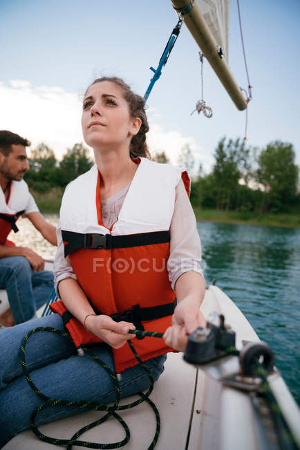 Mulher no barco à vela — Fotografia de Stock