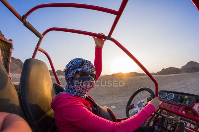 Beach buggy in desert — Stock Photo