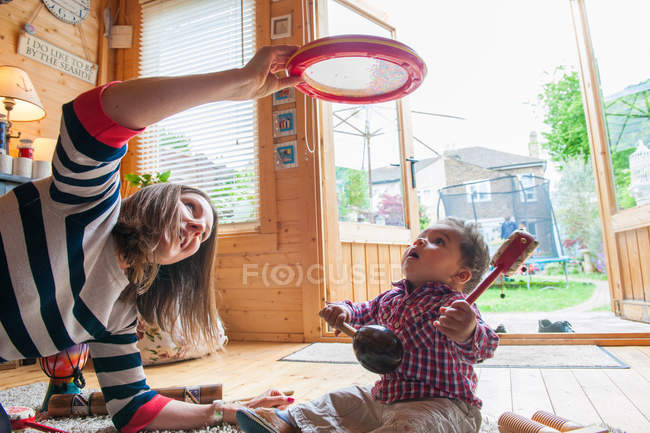 Niñera y bebé niño jugando - foto de stock