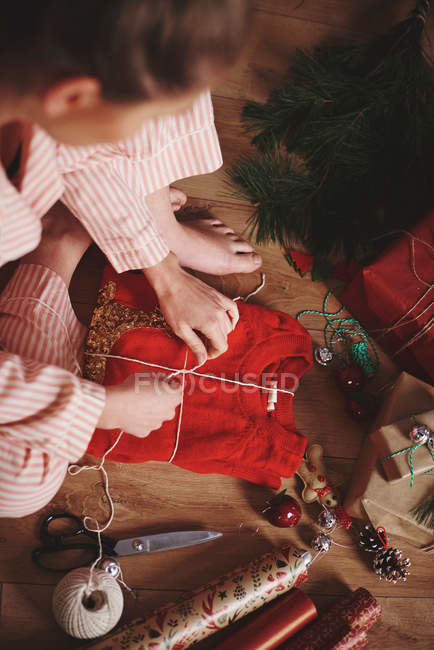 Жінка обгортає різдвяний подарунок — стокове фото