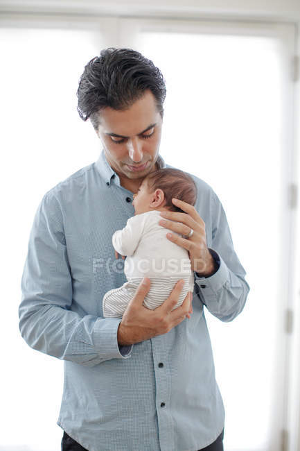 Отец держит новорожденного мальчика — стоковое фото