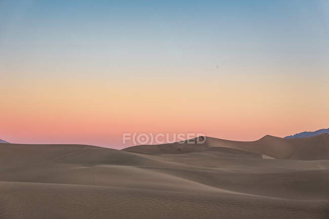 Захід сонця над мескіт плоских піщані дюни — стокове фото