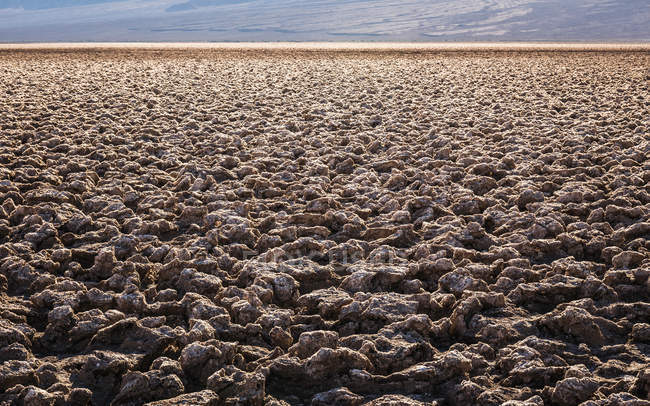Paisagem plana de lama seca na Bacia Badwater — Fotografia de Stock