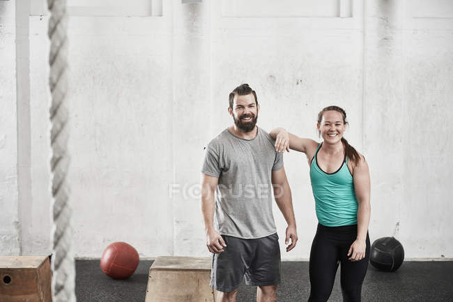 Couple en salle de gym cross training — Photo de stock