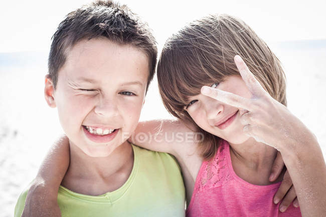 Girl making peace sign — Stock Photo
