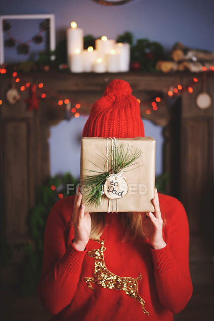 Woman holding christmas present — Stock Photo
