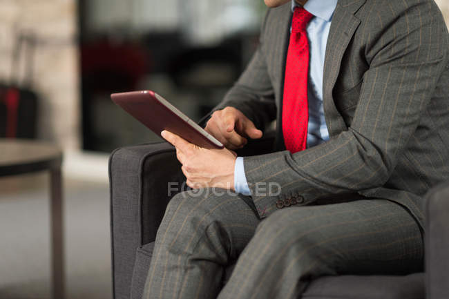 Homme d'affaires assis au bureau — Photo de stock