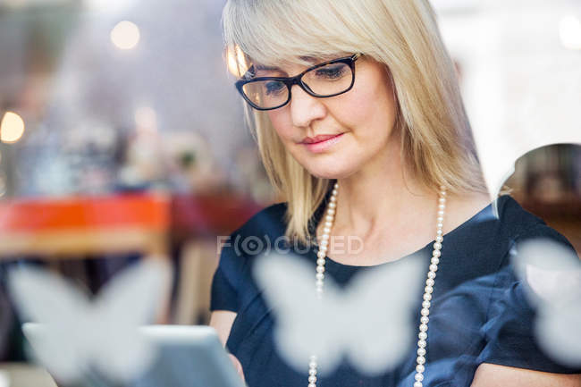 Бізнес-леді, використовуючи цифровий планшет — стокове фото