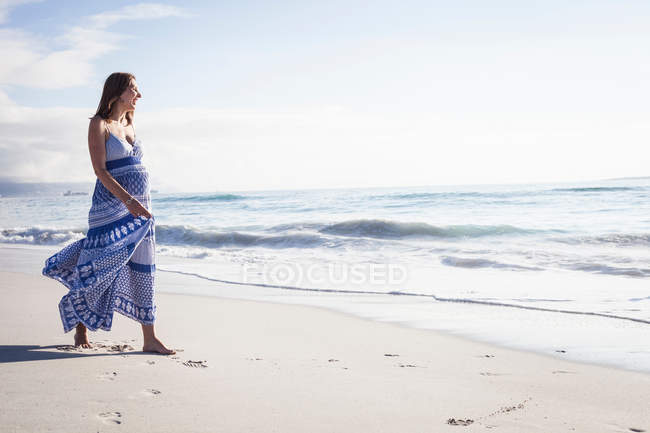 Вагітна жінка на пляжі — стокове фото
