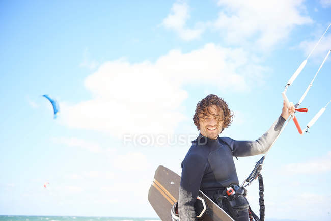 Cerf-volant surfeur tenant sur la barre de contrôle — Photo de stock