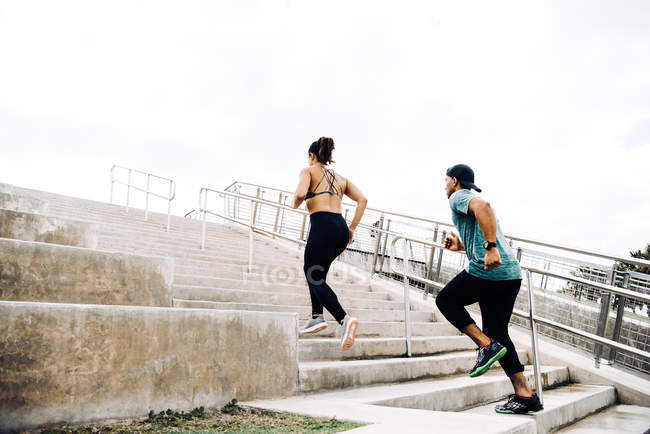 Man and woman exercising outdoors — Stock Photo