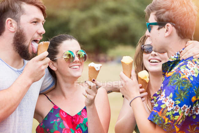 Amigos comiendo helado - foto de stock