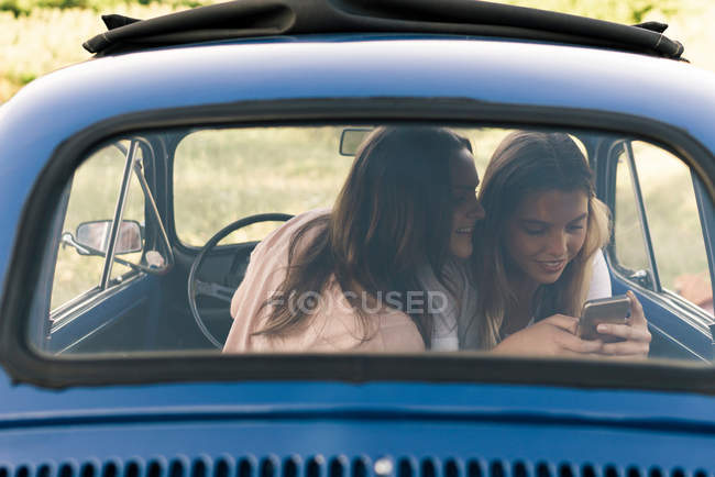 Friends in vintage car — Stock Photo