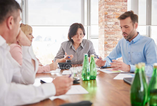 Colleagues having discussion — Stock Photo
