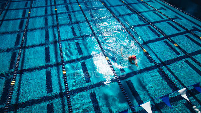 Vue aérienne des nageurs dans la piscine — Photo de stock