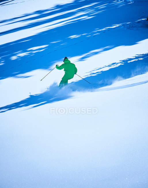 Homem esquiando na neve profunda — Fotografia de Stock