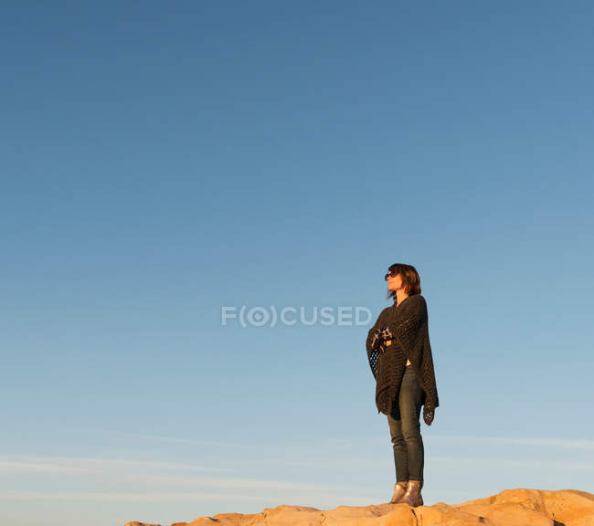 Femme debout sur le rocher — Photo de stock