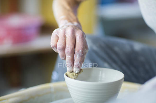 Старшая женщина в мастерской керамики — стоковое фото