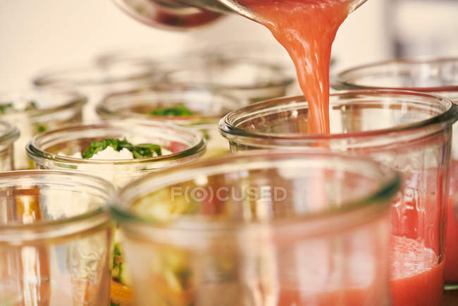 Smoothie being poured into glass — Stock Photo