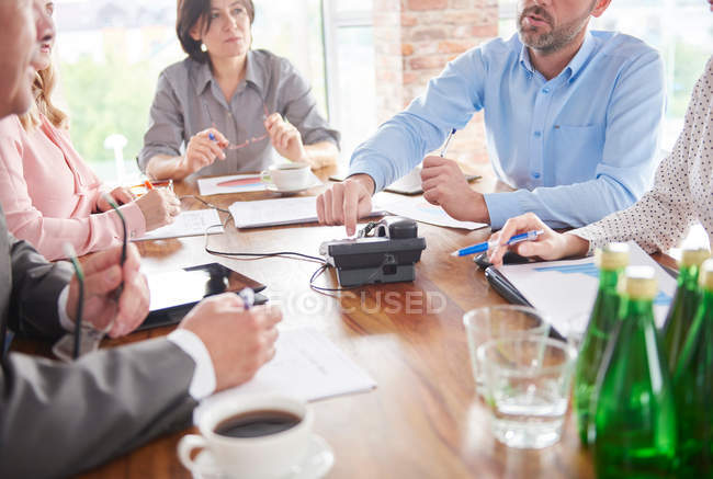 Colleagues having discussion — Stock Photo
