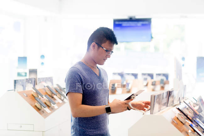 Man shopping in technology shop — Stock Photo