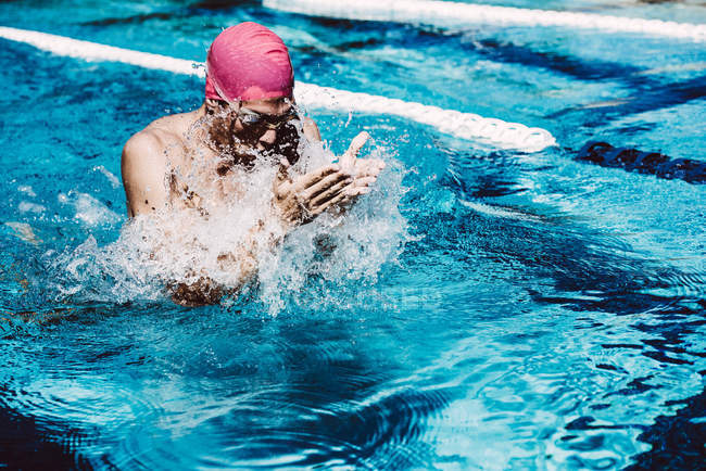 Nuotatore spruzzando acqua piscina sul viso — Foto stock
