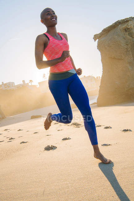 Mujer joven haciendo ejercicio - foto de stock