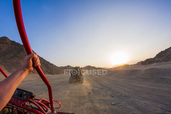 Buggy de playa en el desierto - foto de stock