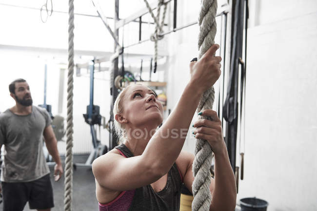 Woman rope climbing — Stock Photo