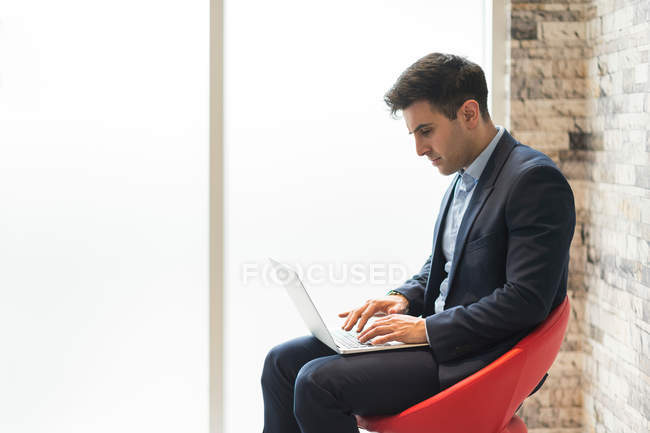 Homme d'affaires assis sur une chaise de bureau — Photo de stock