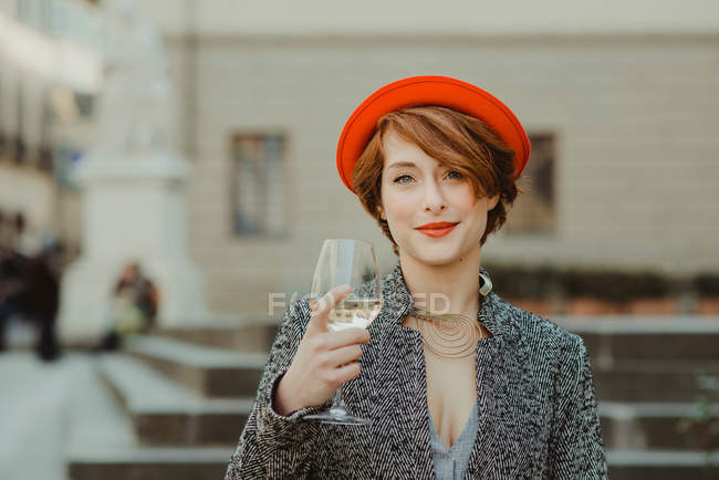 Молода жінка тримає келих вина — стокове фото