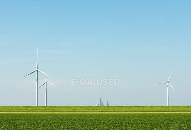 Turbinas eólicas en el paisaje de campo - foto de stock
