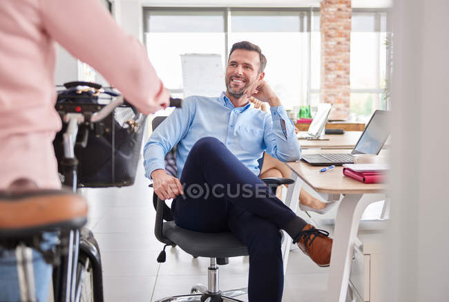 Empresario sentado en silla de oficina - foto de stock