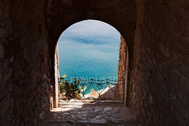 Archway vista del mar azul - foto de stock