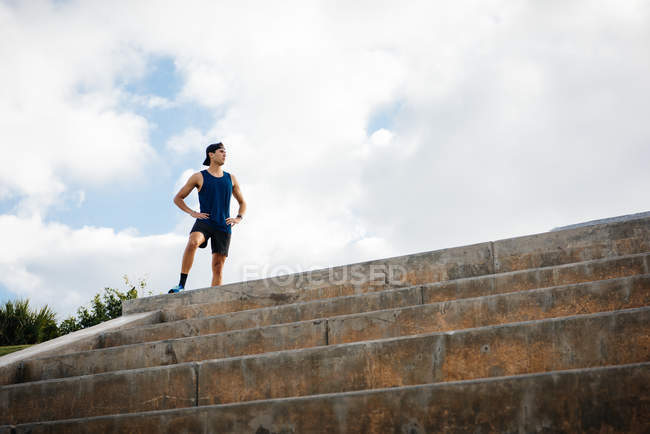 Mann steht auf Stufen — Stockfoto