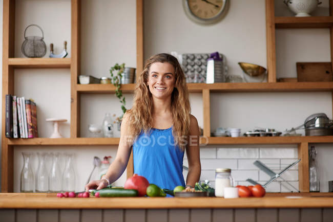 Mulher de pé na cozinha — Fotografia de Stock