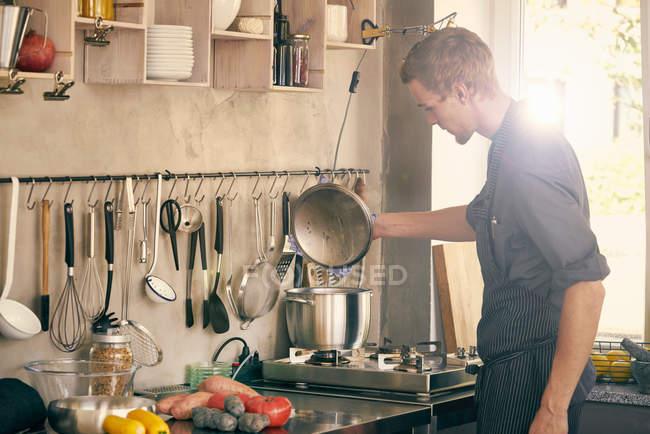 Cuoco che cucina in cucina commerciale — Foto stock