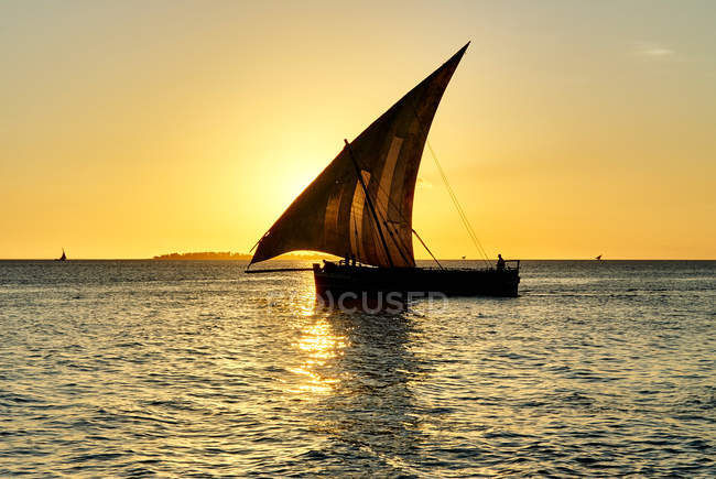 Човен на морі на заході сонця — стокове фото